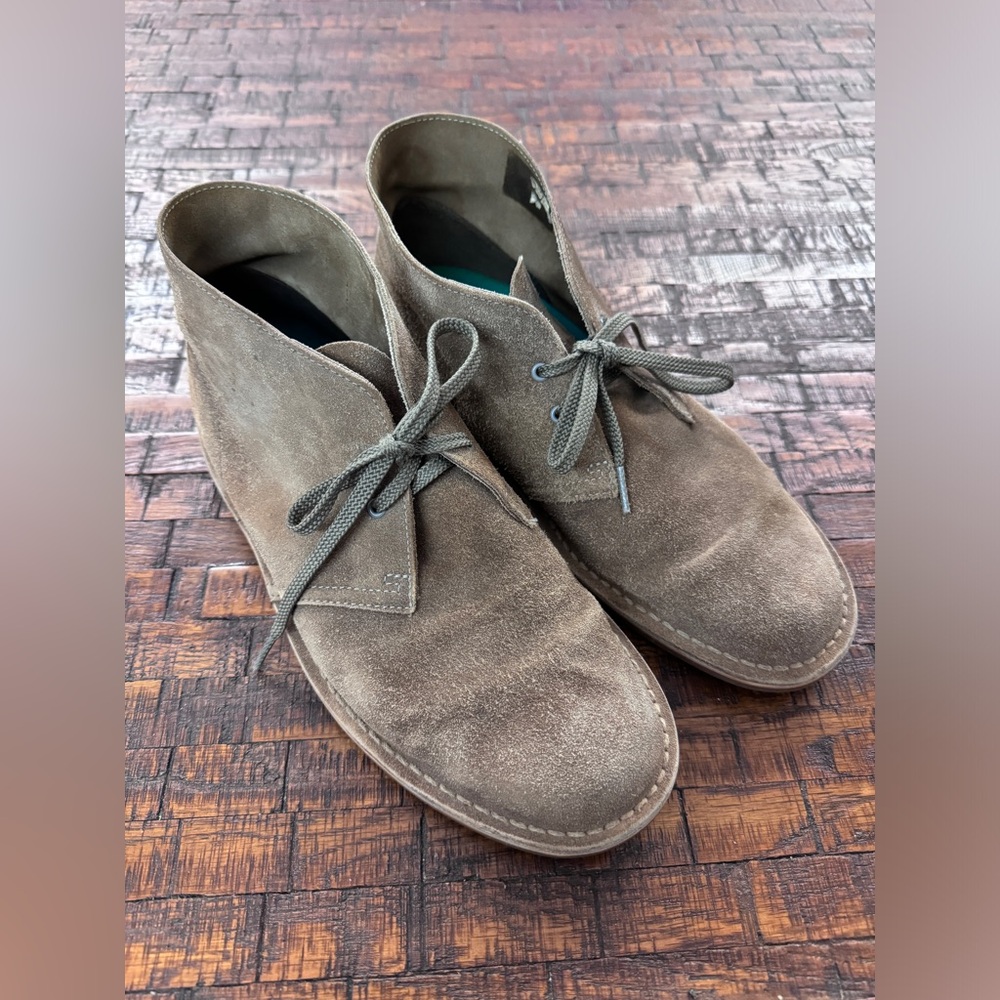 Clarks Chukka style suede boot, taupe with laces, men’s sz 9.5.